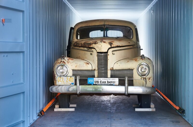 Oldtimer Transport Us Import Deutschland Verzurrtes Auto Im Container